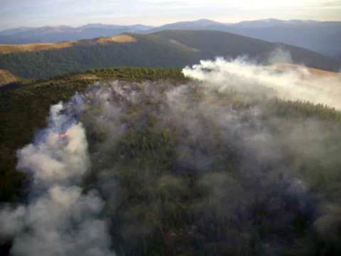 Pompieri din Sibiu, Alba şi Vâlcea încearcă să stingă incendiul care s-a întins cu repeziciune pe Transalpina