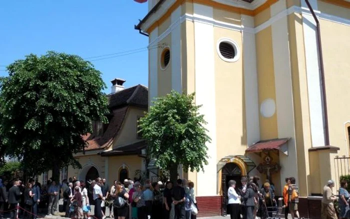 Milionarul Ilie Vonica a fost înmormântat în prezenţa a 500 de oameni. (Foto: Ramona Găină)