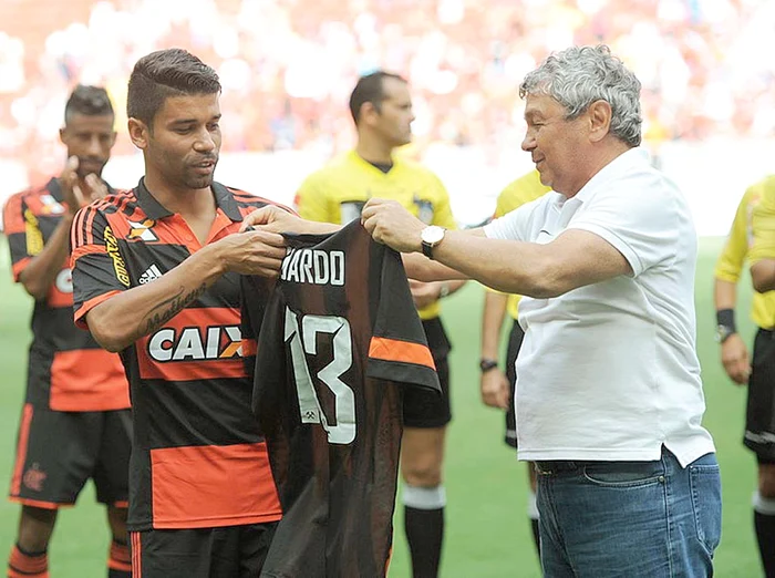 
    Lucescu a primit din partea  lui Eduardo un tricou  
