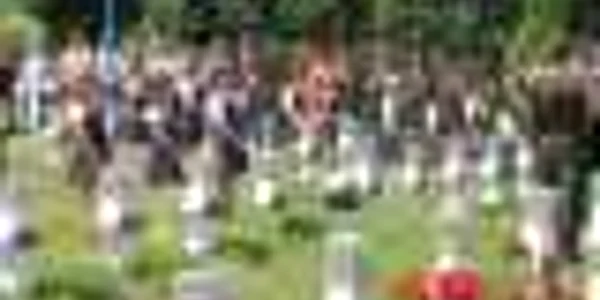 Copiii au stat printre monumentele eroilor necunoscuţi