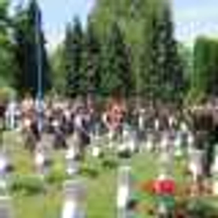 Copiii au stat printre monumentele eroilor necunoscuţi