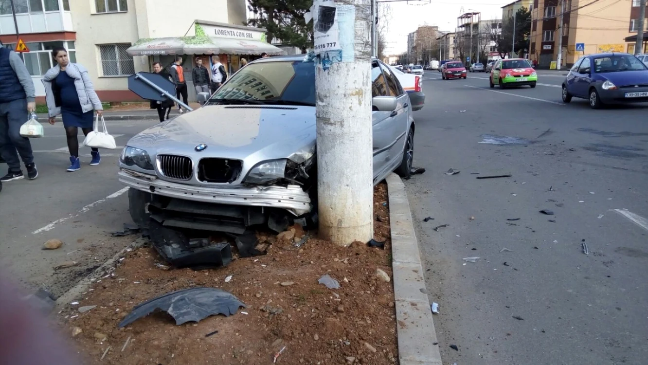 Mașină BMW care a intrat într-un stâlp