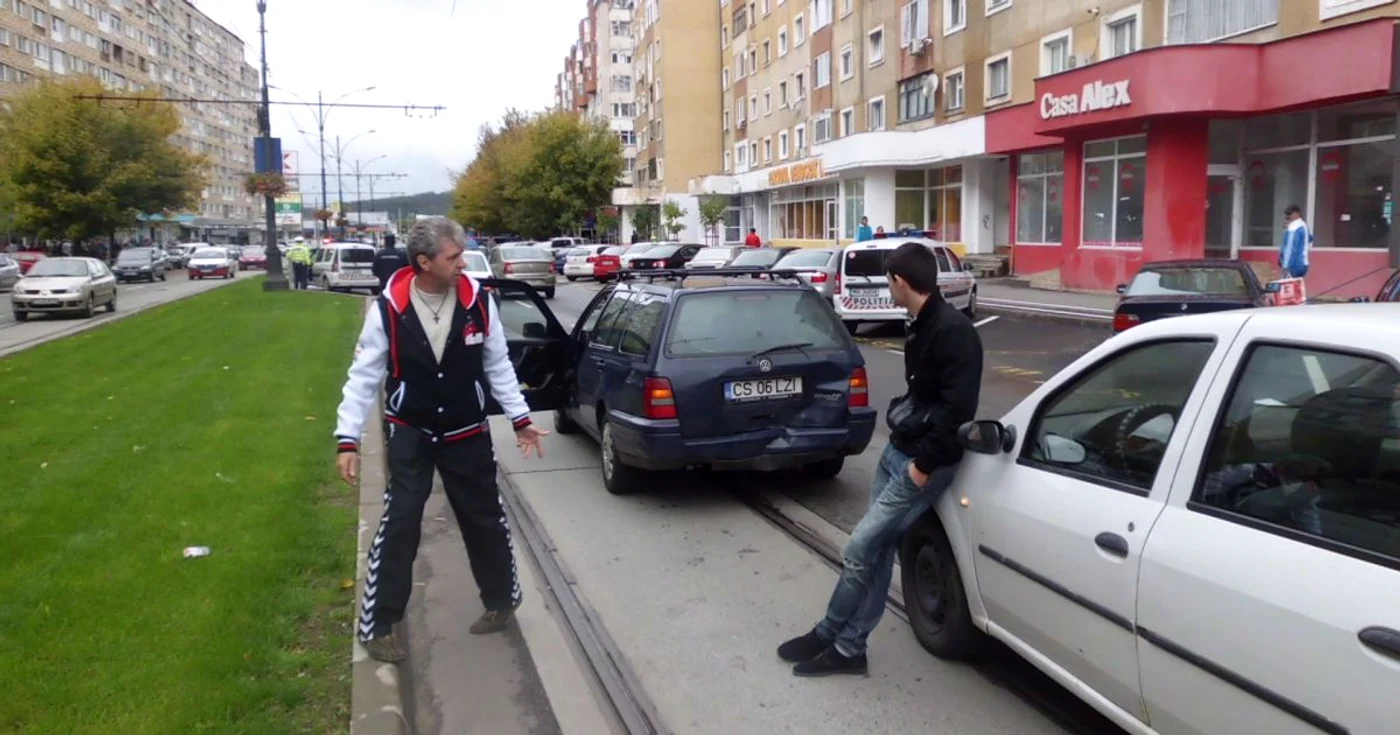 Două autoturisme s-au tamponat chiar în dreptul blocului unde a avut loc expolozia FOTO CRISTIAN FRANŢ