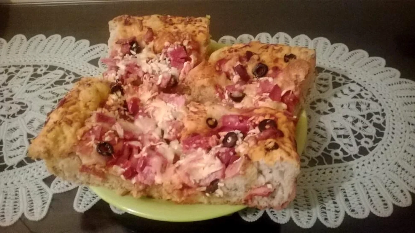 
    Pizza de casă cu blat pufos  