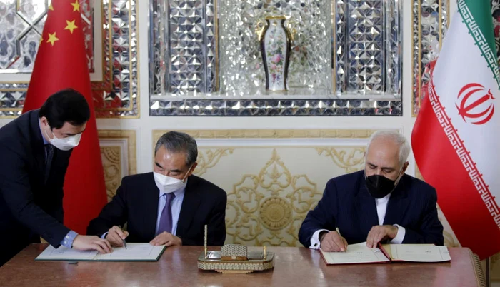 Wang Yi (stânga) şi Javad Zarif semnând „pactul de cooperare strategică” FOTO EPA-EFE