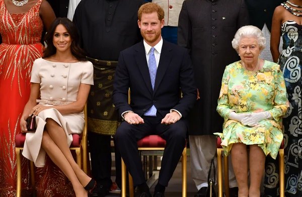 regina elisabeta harry meghan jpeg