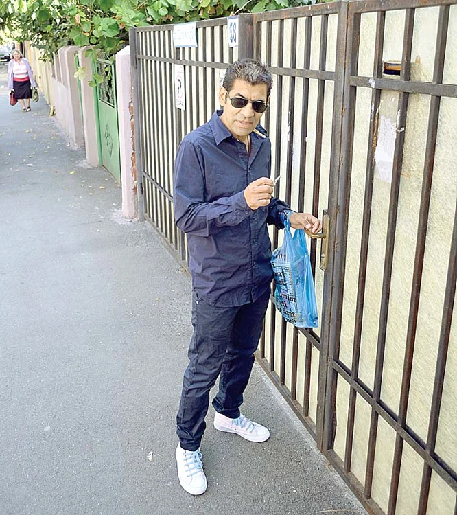 Ora 11.19. Tatăl lui Connect-R ajunge  acasă cu ziarul  Click! în plasă