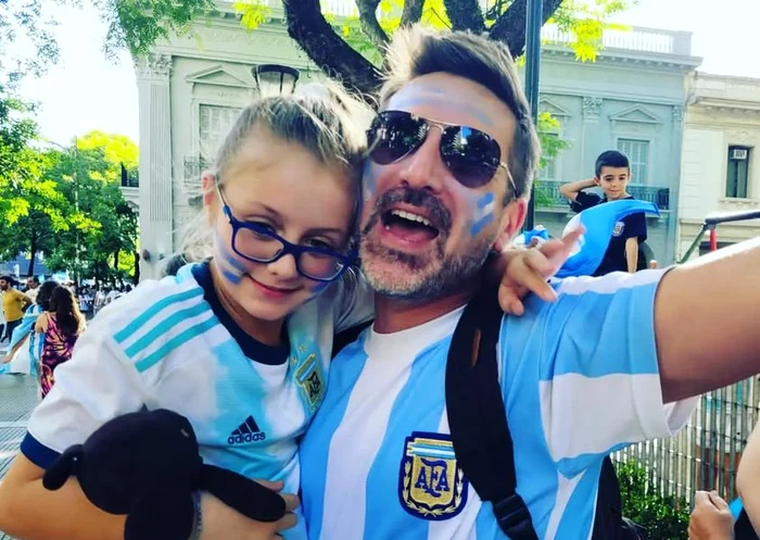 Alejandro Panfil a sărbătorit victoria Argentinei cu fetița sa în brațe. FOTO: Facebook
