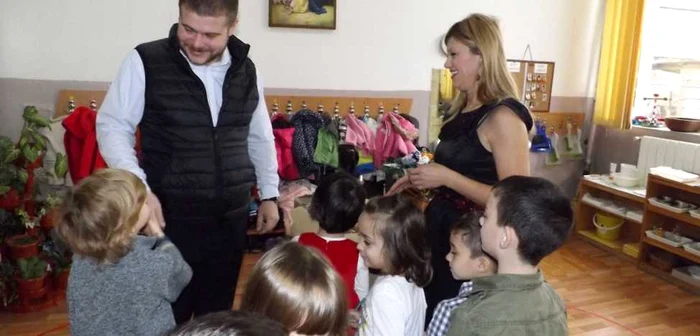 Florin Stănică în mijlocul copiilor de la grădiniţa Montessori FOTO Corina Macavei