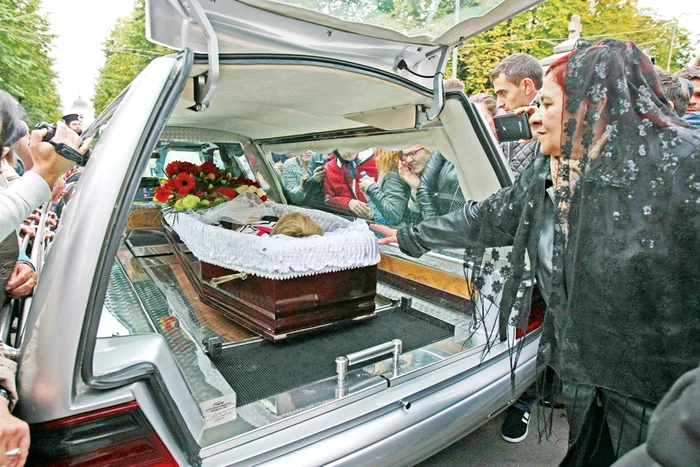 A fost înmormântată  la cimitirul Bellu