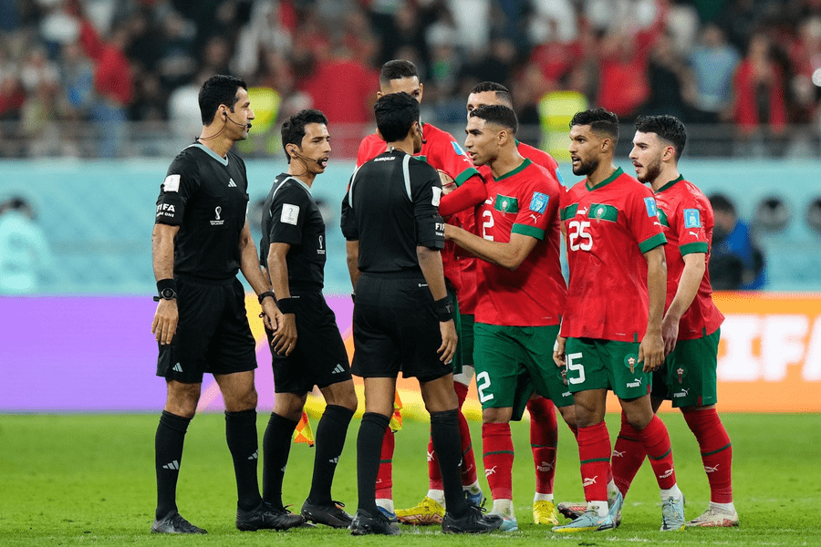 Scandal la Cupa Mondială, după disputarea finalei mici. Arbitrul partidei a fost bruscat de marocani