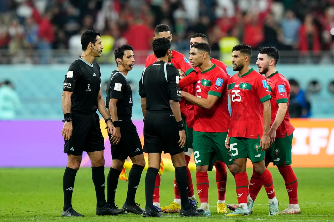 Arbitrul partidei a fost bruscat de marocani FOTO Profimedia 