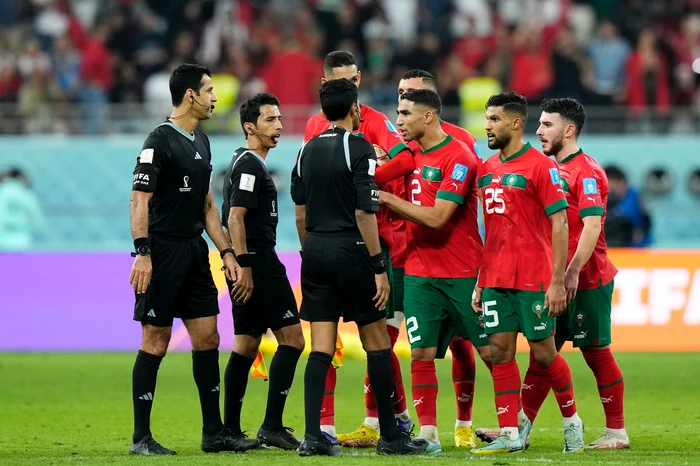 Arbitrul partidei a fost bruscat de marocani FOTO Profimedia