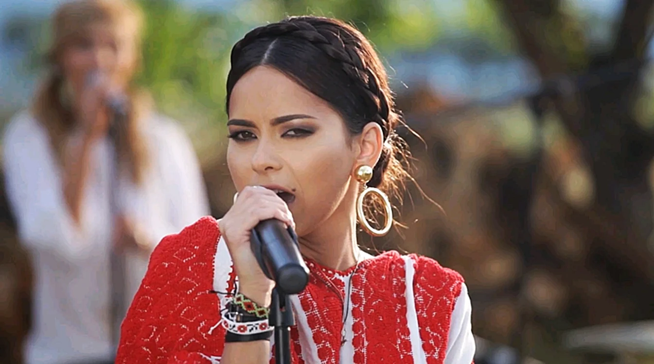 
    Inna, în port popular inedit  