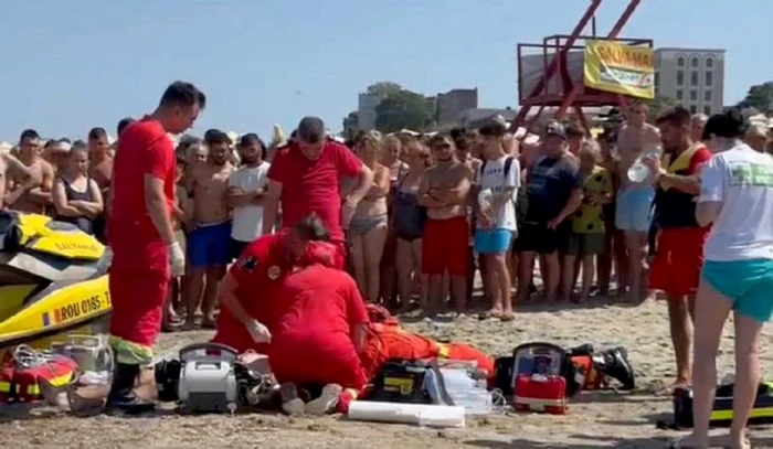 Echipaj SMURD resuscitând un înecat la Mamaia FOTO Antonia Ispas