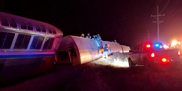 Tren Amtrack deraiat in Kansas FOTO Twitter @j_jaded via Huffington Post