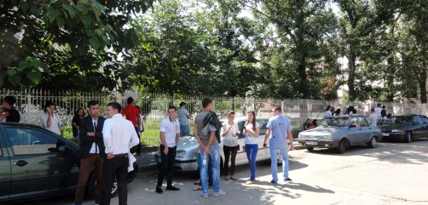 Elevii au susţinut vineri ultima probă la examenul de Bacalaureat 2013 FOTO Adevărul