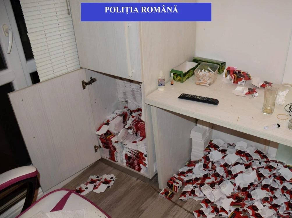 Poliţiştii au găsit o mulţime de ţigări şi aparatura ilegală cu care erau fabricate ilegal ţigaretele.  FOTO Poliţia Română
