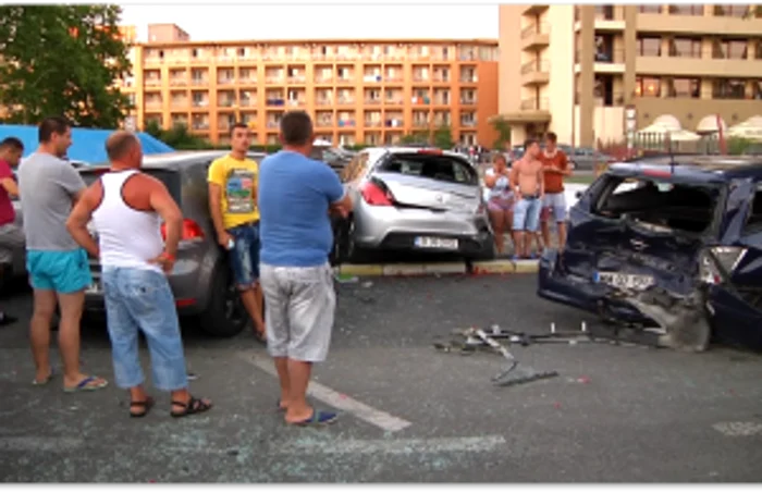 Cinci maşini au fost distruse de o şoferiţă la Mamaia. FOTO Adrian Boioglu