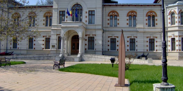 Muzeul de Artă Vizuală invită iubitorii de artă gălăţeni la "Salonul anual de desen"
