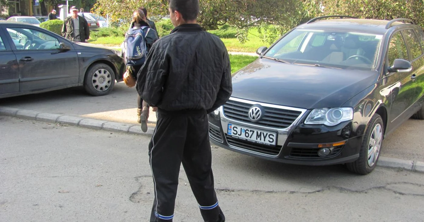 Cristian are doar 14 ani şi vine zilnic din Jibou în Zalău pentru a cerşi. 
