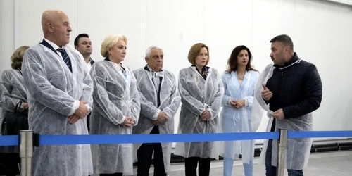 Carmen Dan si Viorica Dancila la Bursa de Peşte din Tulcea FOTO gov.ro