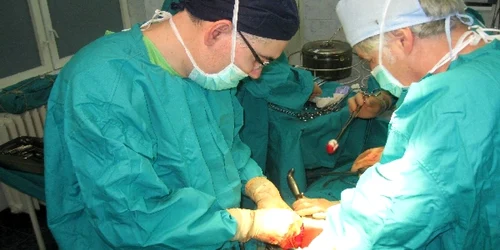 Echipa de medici condusă de prof.dr. Ungar Laszlo operează în acest moment o pacientă din Târgu-Neamţ