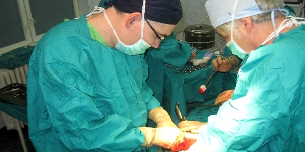 Echipa de medici condusă de prof.dr. Ungar Laszlo operează în acest moment o pacientă din Târgu-Neamţ