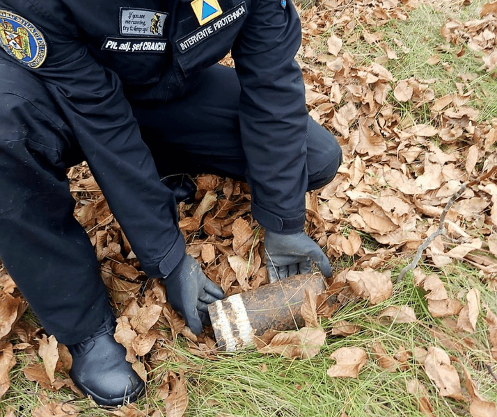 Proiectil exploziv, lângă un teren agricol. ”Trebuie să știe ce să facă atunci când găsesc bombe”