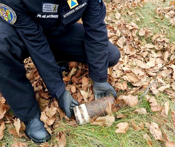 Proiectilul a fost ridicat pentru distrugere. FOTO ISU Giurgiu