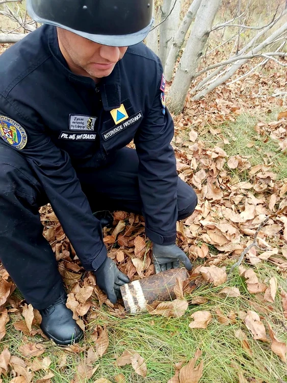 Proiectilul a fost ridicat pentru distrugere. FOTO ISU Giurgiu