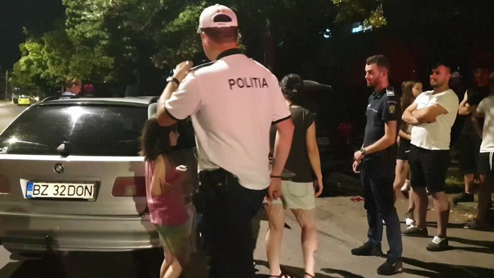 Scandal în miez de noapte cu polițiștii, provocat de soțul unei șoferițe care a lovit trei mașini VIDEO