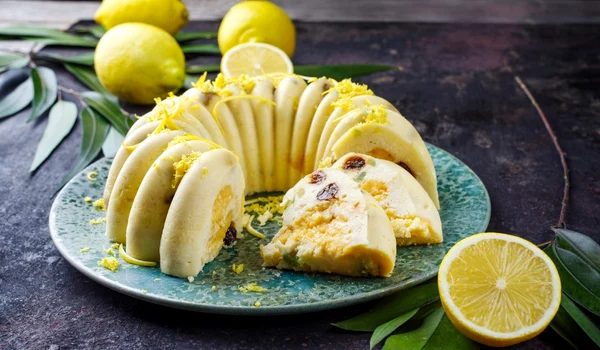 Budinca cu lamaie  Sursa foto shutterstock 2450689863 jpg