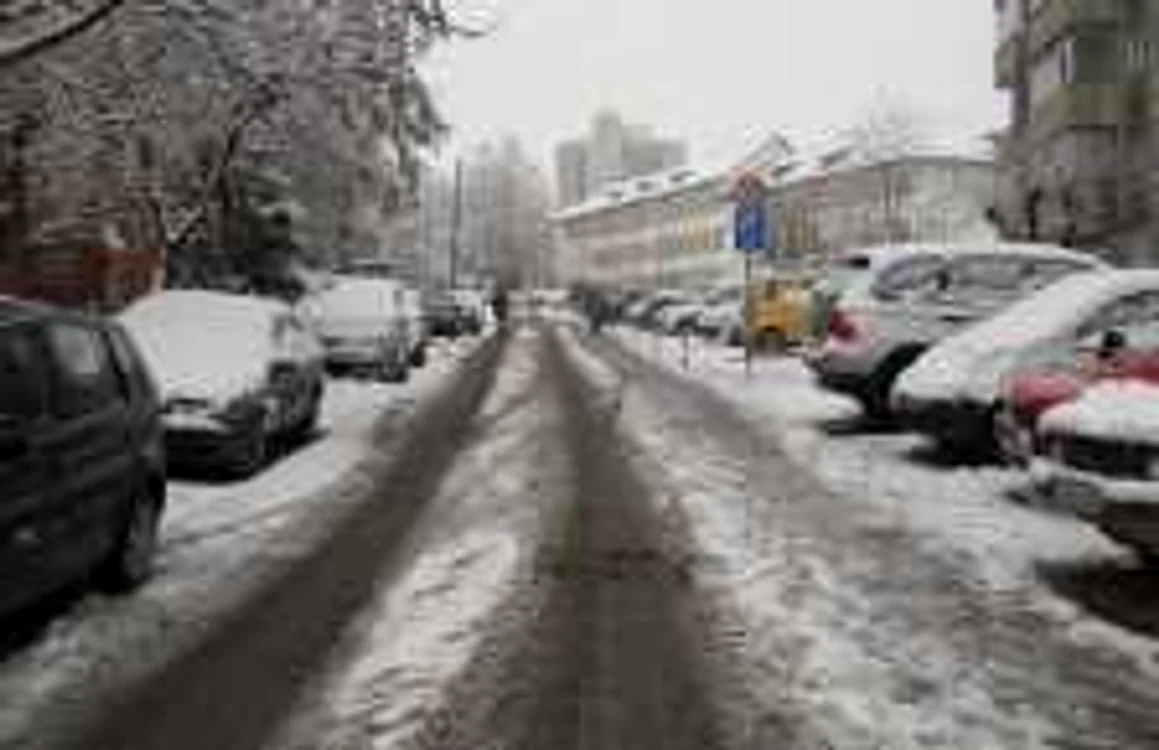 Pe unele străzi utilajele firmelor de deszăpezire nu au ajuns