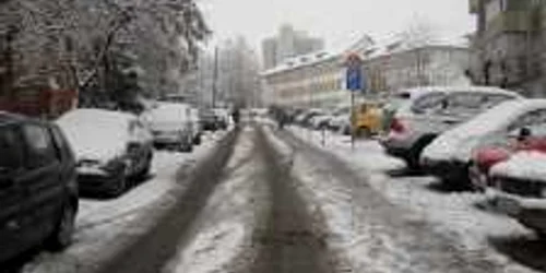 Pe unele străzi utilajele firmelor de deszăpezire nu au ajuns
