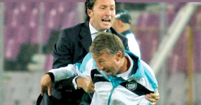 Mihai Stoica (stânga) nu-l mai ţine în braţe pe Dan Petrescu