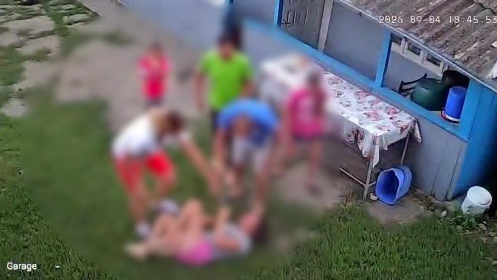 Adolescentă de 14 ani, bătută de o vecină chiar în curtea casei. Tatăl a lovit-o și el, motivând că e „o lecție de viață”