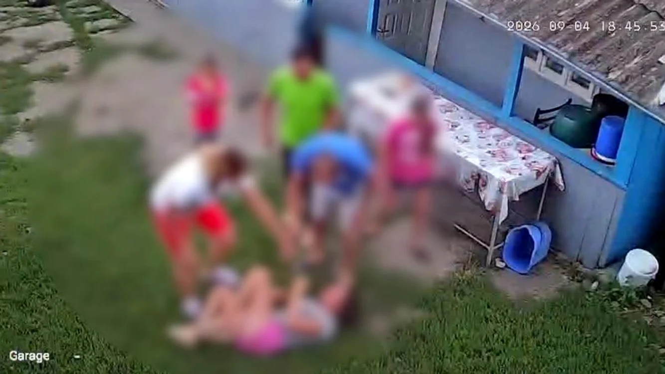 O fată de 14 ani a fost bătută de tatăl ei și de o vecină. 