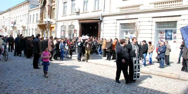 Cortegiul funerar a plecat din faţa Teatrului "Maria Filotti", foto Ciprian Dragomir