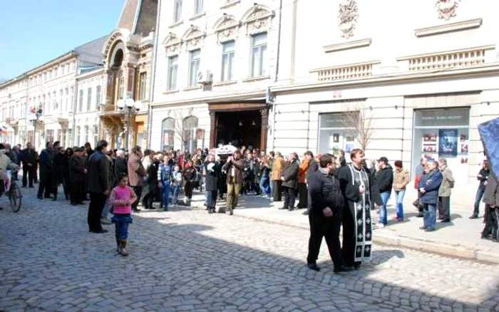 Cortegiul funerar a plecat din faţa Teatrului "Maria Filotti", foto Ciprian Dragomir