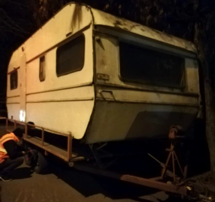 Mașina abandonată, ridicată ieri seară de polițiștii locali, fusese transformată în locuință de o persoană fără adăpost și era focar de infecțieFotografii: Poliția Locală Sector 6