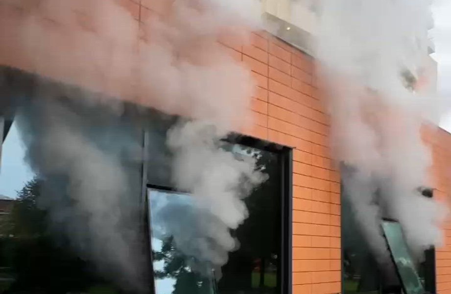 Incendiu la un centru SPA de la subsolul unui bloc cu 10 etaje de pe Calea Plevnei. O angajată are arsuri