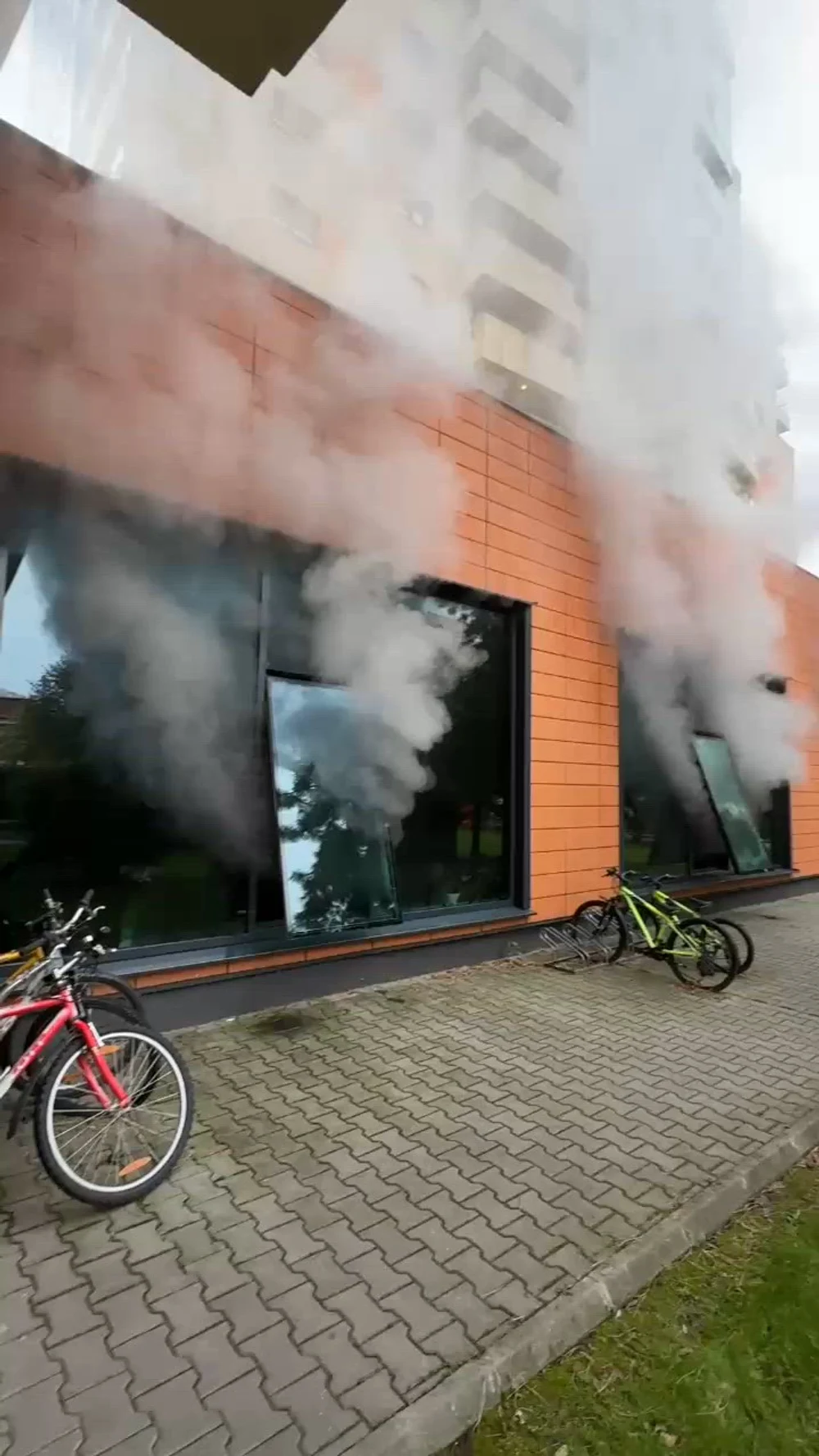 Alertă în Capitală: incendiu la un centru SPA de la subsolul unui bloc cu 10 etaje de pe Calea Plevnei. S-a emis Ro-Alert