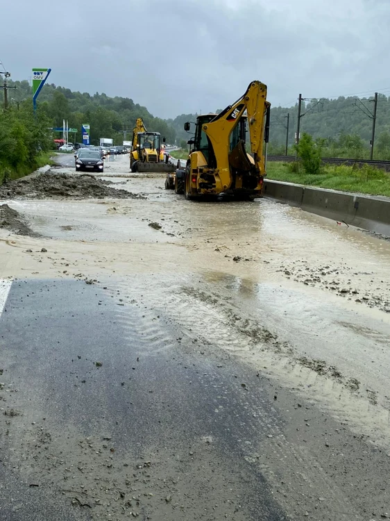 DN1 inundat din cauza ploii torenţiale FOTO Amator