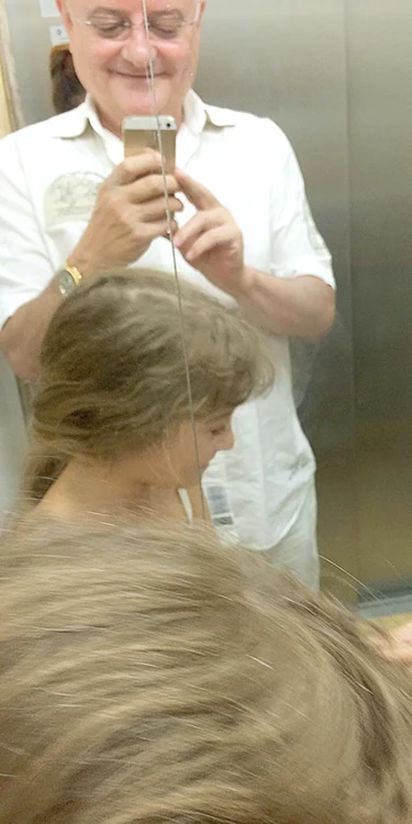 Iri şi-a pozat fetiţa până şi în lift
