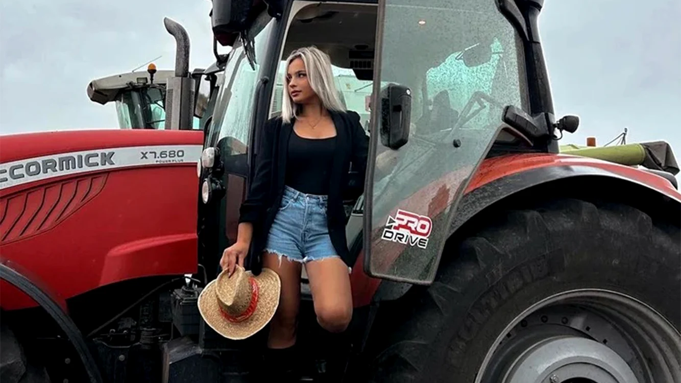 Tractorul nu are nici un secret pentru Andreea Arnăutu. Foto: Universitatea de Ştiinţele Vieţii Iaşi