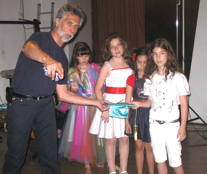 Gabi Inoan dă ultimele indicaţii privitoare la modul în care se va intra pe scenă