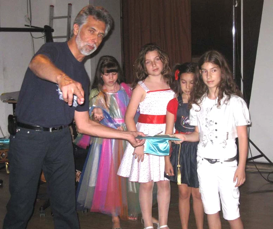 
    Gabi Inoan dă ultimele indicaţii privitoare la modul în care se va intra pe scenă  