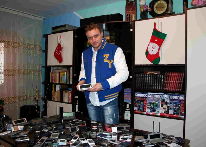 
    Ştefan Turcu şi o parte din impresionanta sa colecţie de mobile  