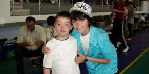 Cosmin Agache alături de Andrei Pălimaru, un băieţel de 9 ani care suferă de Down